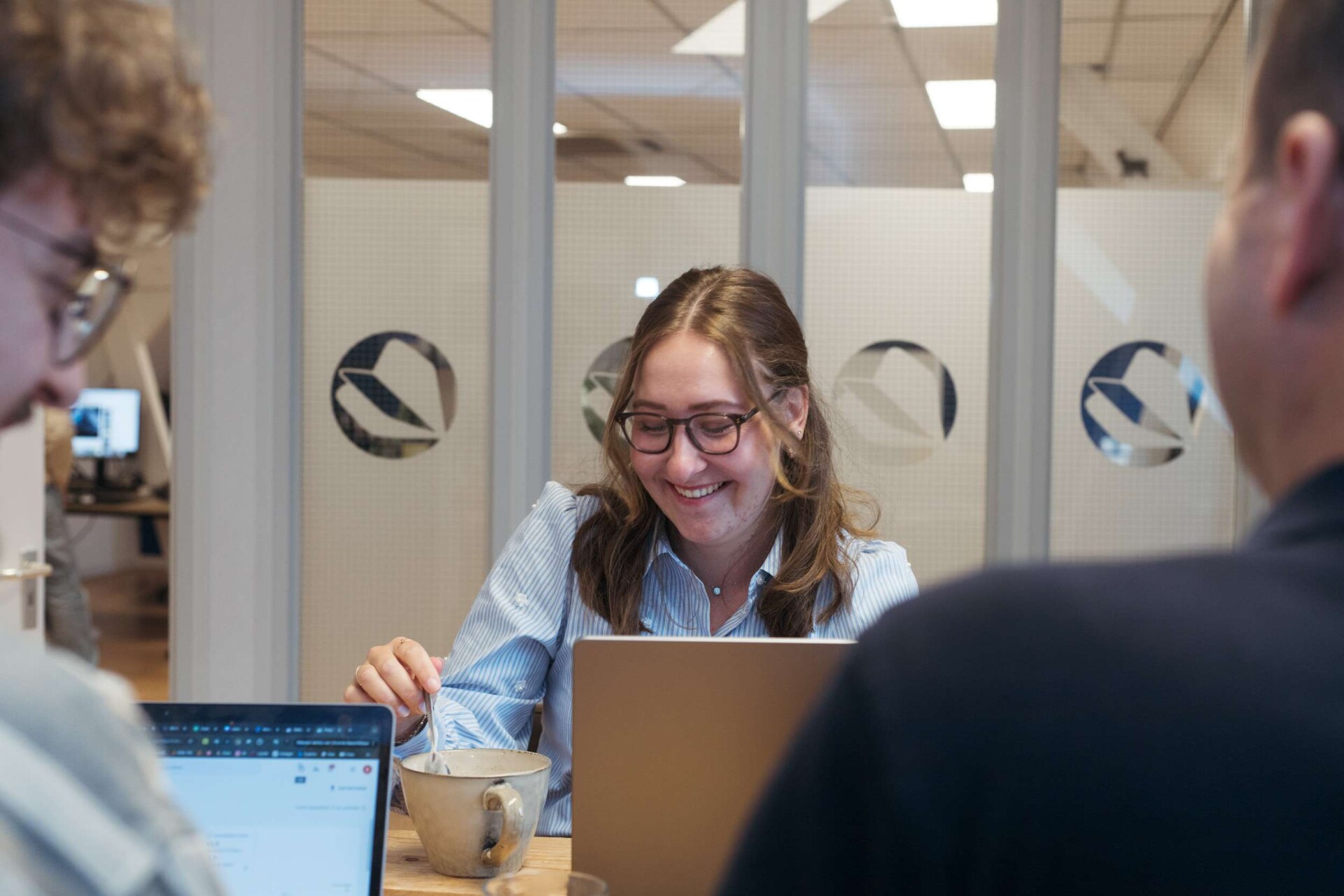 Vrolijke collega&rsquo;s overleggen over een online marketingstrategie op kantoor