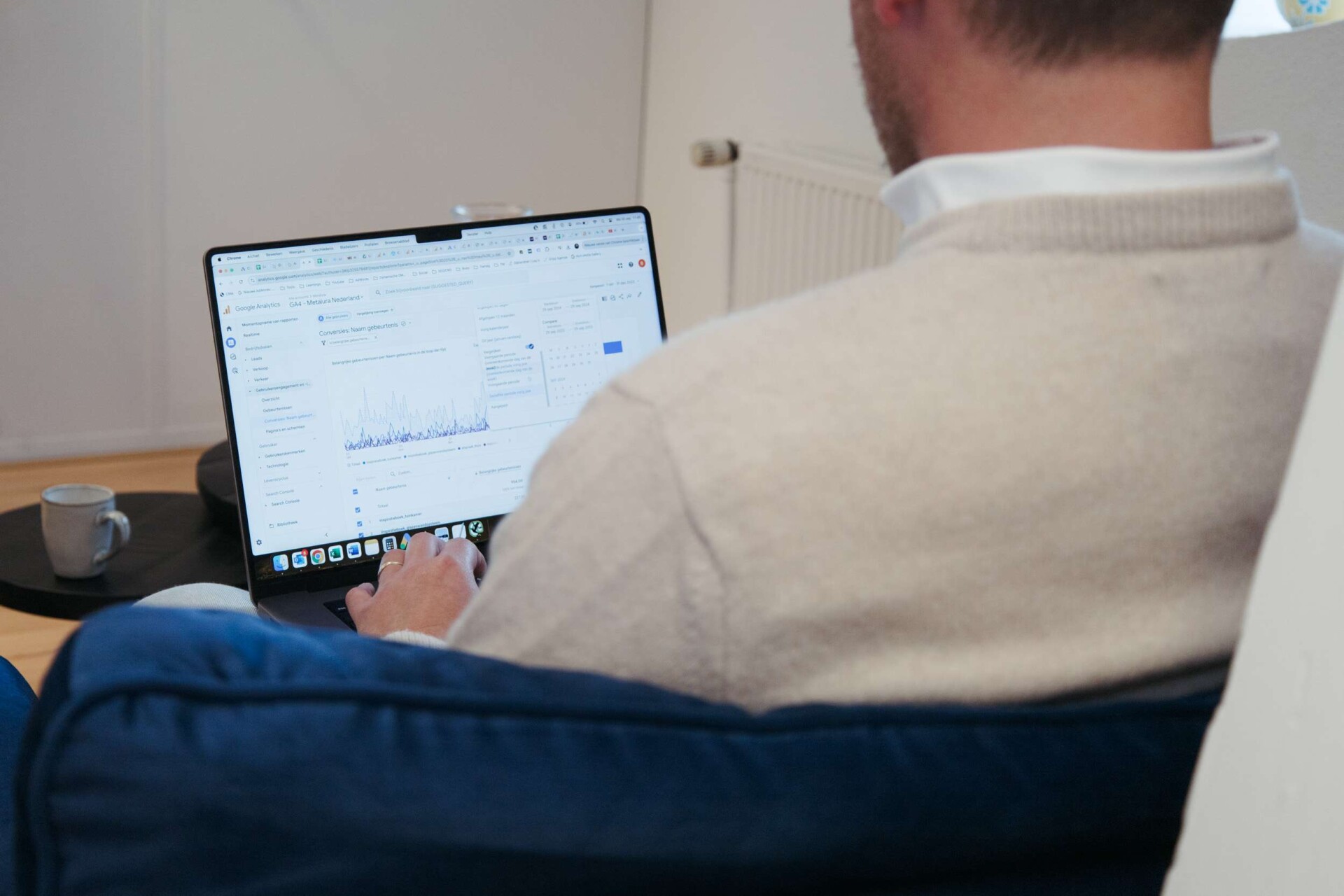 Man analyseert data in Google Analytics als onderdeel van een online marketingcampagne