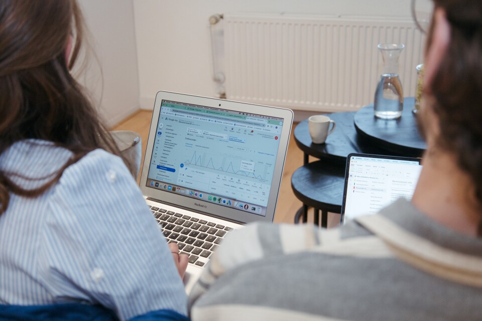 Mevrouw die op de bank zit met een laptop met google ads