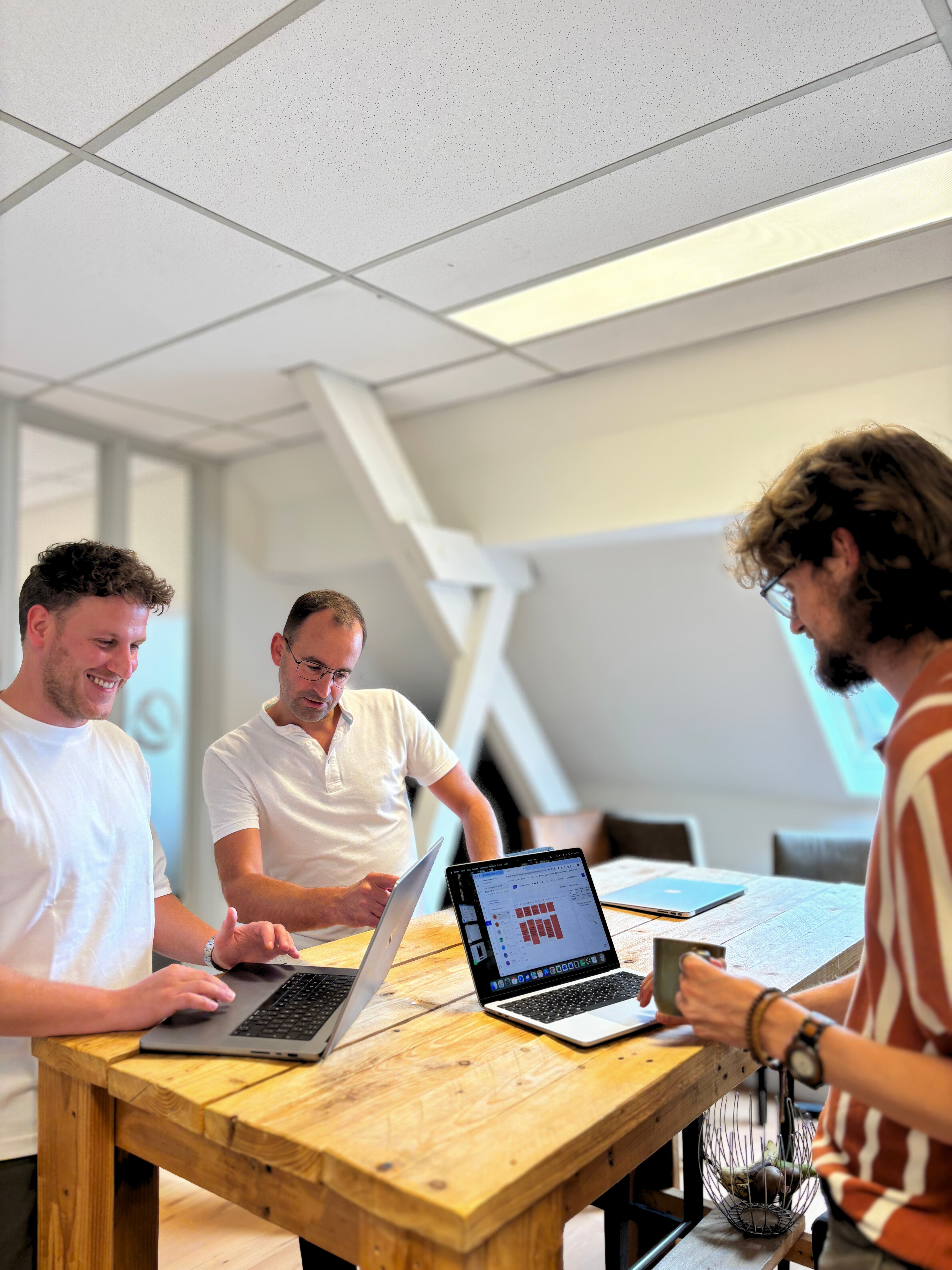 Werken aan digitale campagnes bij een online marketing bureau in Tilburg, close-up van handen op toetsenbord voor beeldscherm