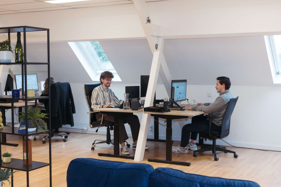 Traffic Motivators medewerkers aan hun bureau bezig met online marketing